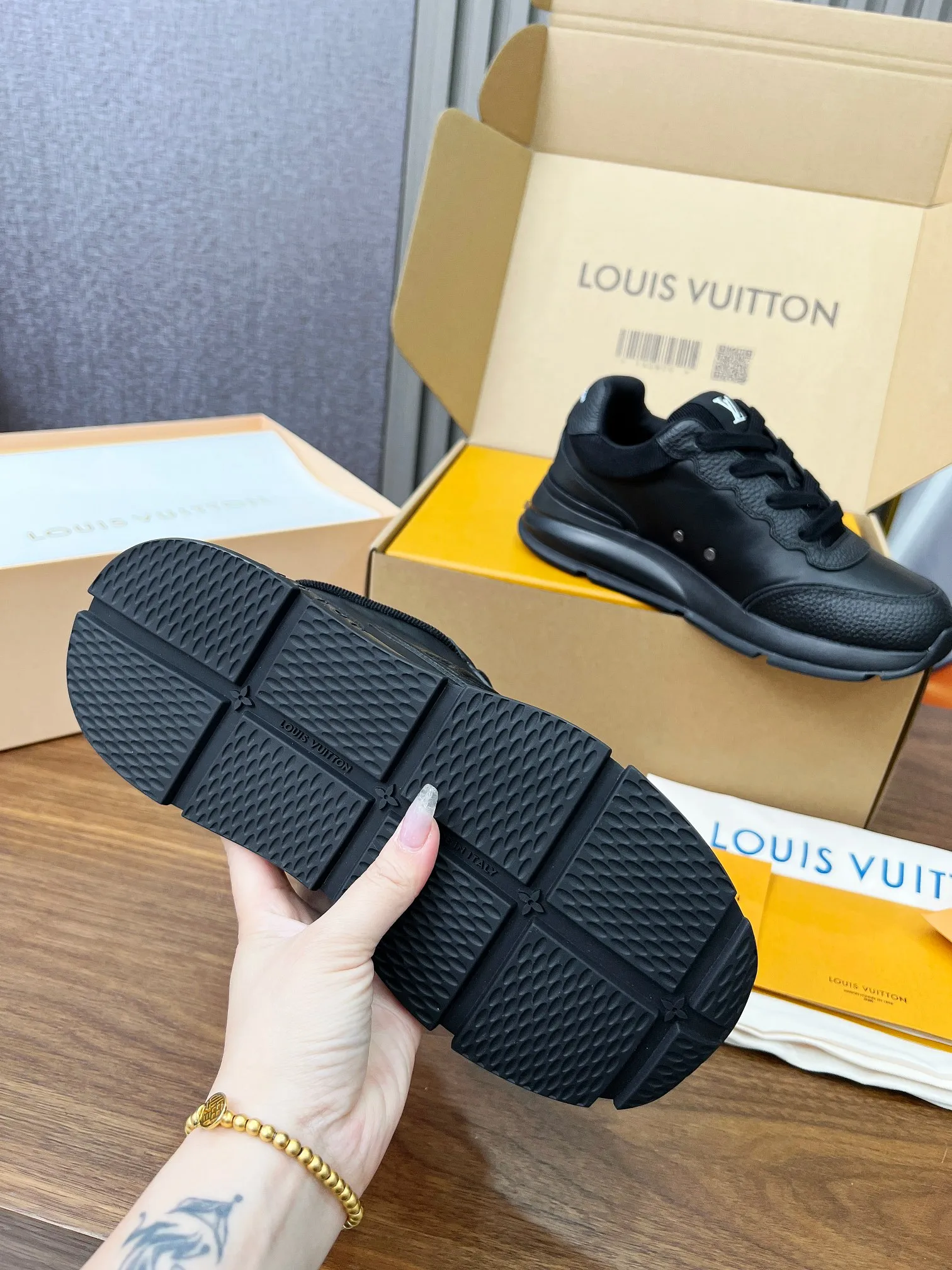 👟👟Ex-factory price 640👟👟 Men's size +10 LV Louis Vuitton L Jialu brand thick-soled casual couple's sneakers🔥🔥🔥 Made of smooth cow leather and elegant design, can be easily integrated into various styles. The eye-catching LV letters are marked on the side of the shoe, and the lightweight rubber outsole is embellished with the Vuitton logo ▪️ Sole thickness: 4CM. The counter specializes in the latest casual shoes and new hard goods 🆕 ❥Purchase level! Full of high-end feel! A popular model among bloggers at home and abroad, it’s retro and fashionable and looks amazing on your feet! Wear a lot of happiness! The official website’s main recommendation★ ▪️Upper: Original custom-made imported calfskin fabric ▪️Inner lining: breathable gauze imported from Italy ▪️Outsole: rubber foam ➕tpu high-end outsole ▪️Shoe size: women’s 35-41, (women’s 41 is custom-made). Men's clothing 39-46 (45-46 customized).